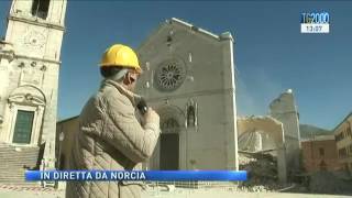 Terremoto crolla in diretta un altro pezzo della basilica di San Benedetto a Norcia [upl. by Bowen]