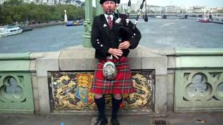 Escoces tocando la gaita en Westminster Londres [upl. by Seavir]