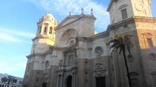 Las campanas de la Catedral de Cádiz repicaron por el Papa Francisco [upl. by Meridith]