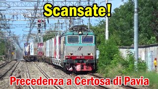 Treno merci da la precedenza a treno passeggeri nella stazione di Certosa di Pavia [upl. by Htiduy169]