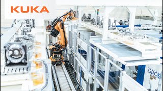 Hier sind die Industrie40Roboter Intelligente Automatisierung im KUKA Werk [upl. by Ennayk]