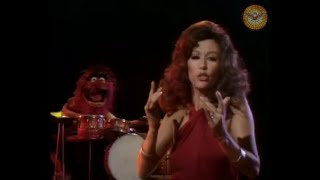 Animal tocando y Rita Moreno cantando quotFeverquot Programa El Show de los Muppets 1976 [upl. by Atnamas]