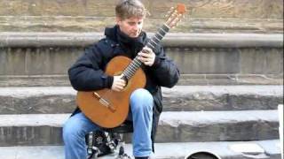 Tadeusz Machalski playing guitar at the Uffizi Gallery  Florence [upl. by Charyl]