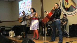 La Santa Cecilia  En El Ultimo Trago [upl. by Zedekiah663]