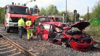 ZUGUNGLÜCK AN BAHNÜBERGANG IN DÜSSELDORF  LOK RAMMT PKW  FEUERWEHR DÜSSELDORF IM EINSATZ [upl. by Hermes353]