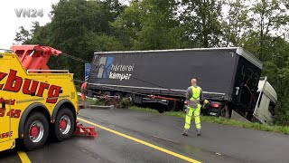 04092024  VN24  LKW rutscht in einen Wald  Neuer Abschleppwagen das erste mal in Gebrauch [upl. by Hadnama]