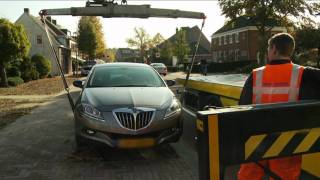 Helden van de weg  Auto zit vast [upl. by Aw]