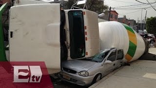 Vuelca revolvedora y aplasta auto en Venustiano Carranza  Titulares de la tarde [upl. by Eecram]