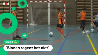 Zaalvoetbal is populair Je kunt vette acties doen [upl. by Chenee]