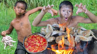 Primitive Technology  eating delicious  roasted cooking chicken wing on a rock [upl. by Nosnaj251]