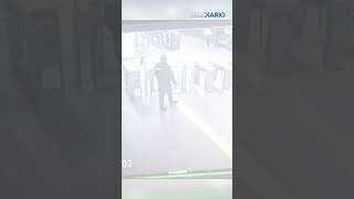 Rayo cae en estación del Tren Ligero de CdMx captan VIDEO [upl. by Miuqaoj]