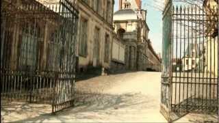 Le chateau de FontainebleauThe castle of Fontainebleau [upl. by Hillell]