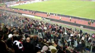 Scontri in tribuna durante intervallo AS Roma  Lazio Roma 16112008 [upl. by Rahas]