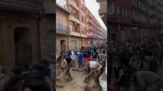 Un ejército de voluntarios limpian el lodo de las calles de pueblos de Valencia [upl. by Agosto]