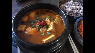 Kuchnia koreańskadoenjang jjigae z wołowiną [upl. by Sylera]