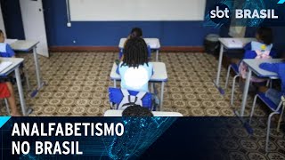 Censo 2022 Brasil tem 7 de analfabetos desigualdade racial persiste  SBT Brasil 170524 [upl. by Rhoades611]