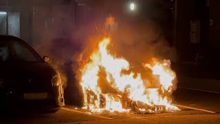 Autobrand op parkeerdek van winkelcentrum In den Vijfhoek in Oldenzaal [upl. by Occir]