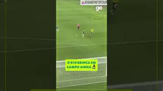 A ETERNA MAGIA DO R10 Veja lance de habilidade de Ronaldinho Gaúcho em amistoso shorts R10 [upl. by Anaz]