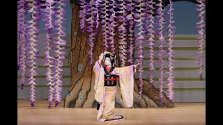 Enjoying the Masterpiece of Kabuki Dance 国立劇場令和4年7月舞踊公演「花形・名作舞踊鑑賞会」より『藤娘』 [upl. by Benetta]