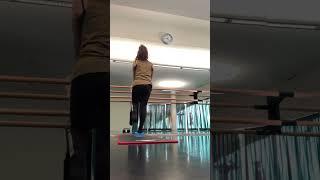 Ejercicio de glúteo con goma elástica y ladrillo en barra pilates [upl. by Aiyekal994]