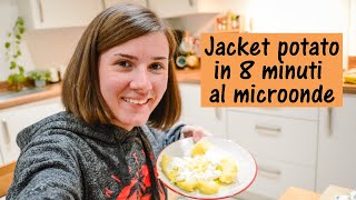 Jacket Potato al microonde pronta in 8 minuti  Due Italiani In UK [upl. by Vharat]