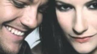 Tiziano Ferro feat Laura Pausini  Vivimi  in versione Live [upl. by Akkinahs508]