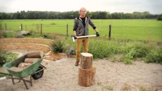 Hout kloven met een kloofbijl  Tuinieren met Hendrik Jan de tuinman [upl. by Gladi]