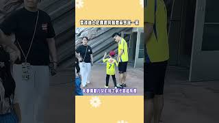 香港迪士尼偶遇何猷君奚夢瑤一家 香港迪士尼偶遇何猷君奚夢瑤一家 奚夢瑤的大長腿十分搶鏡，夫妻倆和兒女們穿了親子裝超有愛！ [upl. by Andreas331]