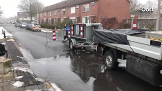 Waterleiding geknapt in Oldenzaal straat stroomt over [upl. by Atte]