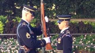 Cambio de Guardia Cementerio de Arlington Changing of The Guard Tomb of the Unknow Soldier [upl. by Leva]