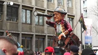 Scholz diventa pirata e Putin guida unautomobile rosa lo spettacolo del carnevale di Magonza [upl. by Heron]