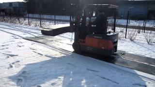 Heftruck rijdt over InduPlates Kunststof rijplaten in de sneeuwMOV [upl. by Sibby]