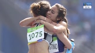 Commozione a Rio2016 per il gesto di Nikki Hamblin e Abbey DAgostino cadono e si aiutano a vicenda [upl. by Aihselef]