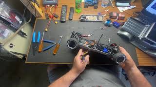 Installing a Spektrum brushless 85amp ESC and 3300kv Motor into Traxxas 4Tec [upl. by Nekial985]