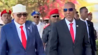 Labada madaxweyne ee xilka la kala wareegaya oo iyaga oo gacmaha is haysta soo galay Xaflada caleema [upl. by Ttej]