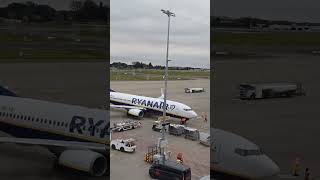 Ryanair gate arrival brussels charleroi airport aviation planespotting boeing737 airport [upl. by Celeski]