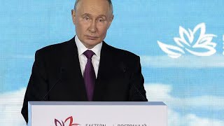 Putin scherza dal palco del Forum di Vladivostok  quotSosteniamo la candidatura di Kamala Harrisquot [upl. by Eisak]