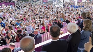 Roma partecipazione record per la Race for the cure applausi e cori per Mattarella [upl. by Akiwak]