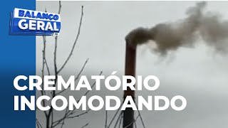 Moradores vizinhos de crematório reclamam de fumaça que sai do local forte e fedida [upl. by Aztilay]