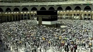 Fedeli girano attorno alla Kaaba di La Mecca 18 milioni in pellegrinaggio [upl. by Abernon]