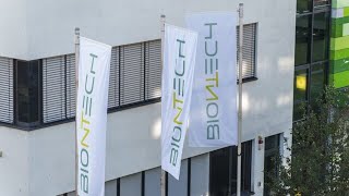 CoronaImpfstoff USUni verklagt Biontech wegen Lizenzgebühren [upl. by Nnylrefinnej925]