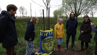 Soroptimistclub Bennekom amp Beekdal ronden Trees for life project af door planten pruimenboom [upl. by Iznil]