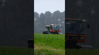 Une dameuse PistenBully épand l’engrais en conditions difficiles 🌧️dameuse agriculture engrais [upl. by Sirret247]