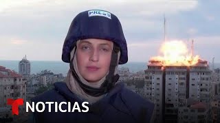 Transmitía en vivo cuando un misil cayó a su espalda  Noticias Telemundo [upl. by Zarger]