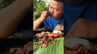 Makan gurita dan udang bakar pake sambal matah shortvideos [upl. by Prud324]