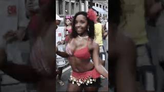 Garotas brasileñas bailando samba en las calles de Río de Janeiro  Carnaval de Brasil Shorts [upl. by Nerte]