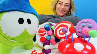 Nicole und OmNom  4 Folgen am Stück  Spielzeugvideo für Kinder [upl. by Elicul653]