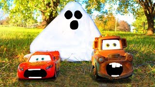 Halloween Disney Cars Lightning McQueen Mater Scared BIGGEST Ghost SURPRISE Kids Toys Pretend Play [upl. by Elletsirk]