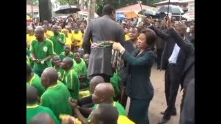 JEANDOMINIQUE OKEMBA DANSE EN PUBLIC AVEC LARGENT LE PEUPLE MEURT PAR MANQUE DE MÉDICAMENTS [upl. by Mariele]