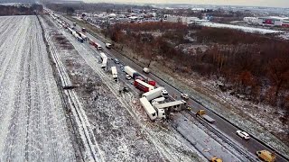 Incidente mortale su unautostrada polacca in mezzo alla prima neve [upl. by Scoles]